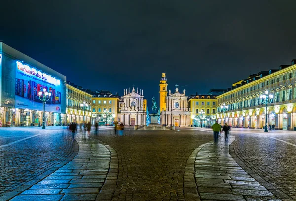 TORINO, İTALYA, 12 Mart 2016: İtalya 'nın Torino kentindeki Saint Cristina ve Carlo Kilisesi ile aydınlatılmış Piazza San Carlo' nun gece görüşü.