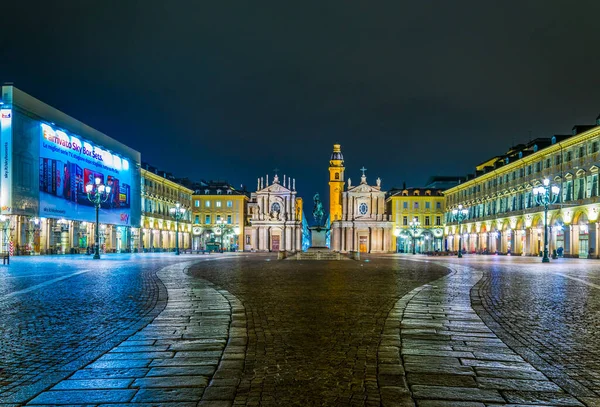 TORINO, İTALYA, 12 Mart 2016: İtalya 'nın Torino kentindeki Saint Cristina ve Carlo Kilisesi ile aydınlatılmış Piazza San Carlo' nun gece görüşü.