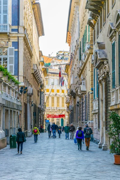 GENOA, İtalya, 13 Mart 2016: İnsanlar İtalya 'nın Ceneviz kentindeki Garibaldi Caddesi üzerinden ünlü genovese sarayları boyunca yürüyorlar.