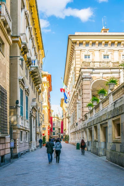GENOA, İtalya, 13 Mart 2016: İnsanlar İtalya 'nın Ceneviz kentindeki Garibaldi Caddesi üzerinden ünlü genovese sarayları boyunca yürüyorlar.