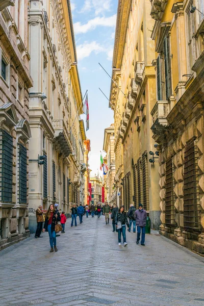 GENOA, İtalya, 13 Mart 2016: İnsanlar İtalya 'nın Ceneviz kentindeki Garibaldi Caddesi üzerinden ünlü genovese sarayları boyunca yürüyorlar.