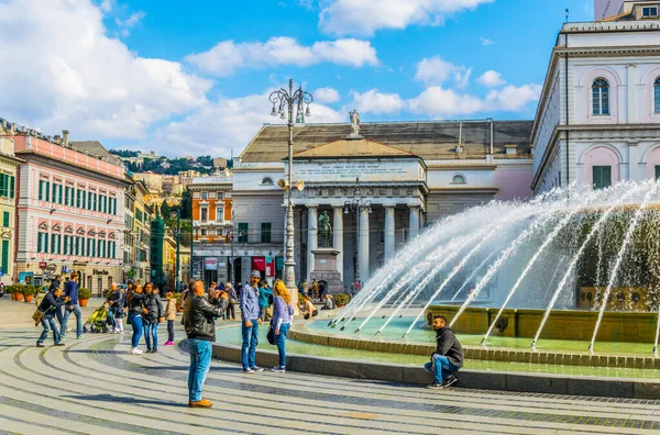 Genoa Itálie Března 2016 Lidé Užívají Slunečného Dne Náměstí Raffaele — Stock fotografie
