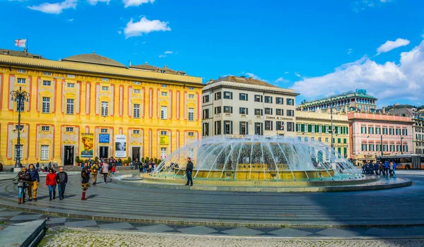 GENOA, İtalya, 13 Mart 2016: İnsanlar İtalya Ceneviz Sarayı 'nın önündeki raffaele de ferrari meydanında güneşli bir günün tadını çıkarıyorlar