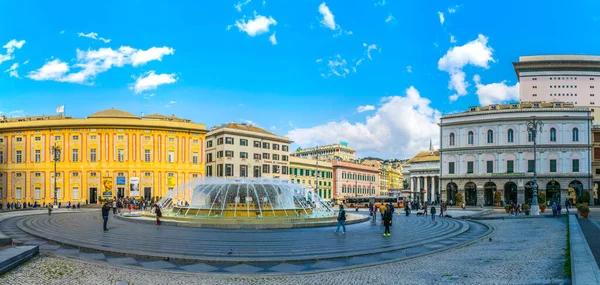 GENOA, İtalya, 13 Mart 2016: İnsanlar Cenova, İtalya 'daki raffaele de ferrari meydanında güneşli bir günün tadını çıkarıyorlar