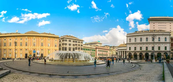 GENOA, İtalya, 13 Mart 2016: İnsanlar Cenova, İtalya 'daki raffaele de ferrari meydanında güneşli bir günün tadını çıkarıyorlar