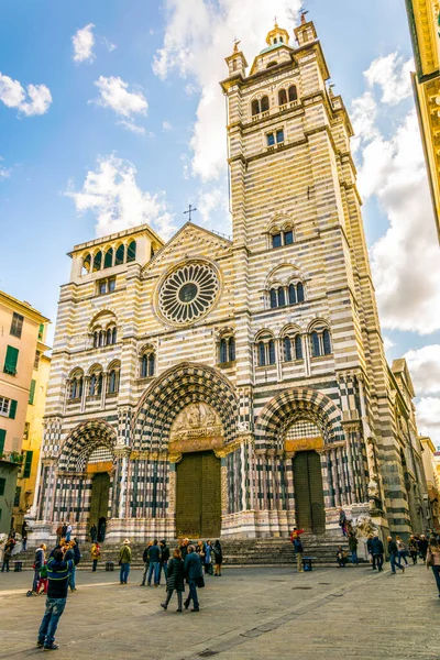 GENOA, İtalya, 13 Mart 2016: İtalya 'nın Cenova kentindeki Aziz Lorenzo katedralinin önünde yürüyen insanlar