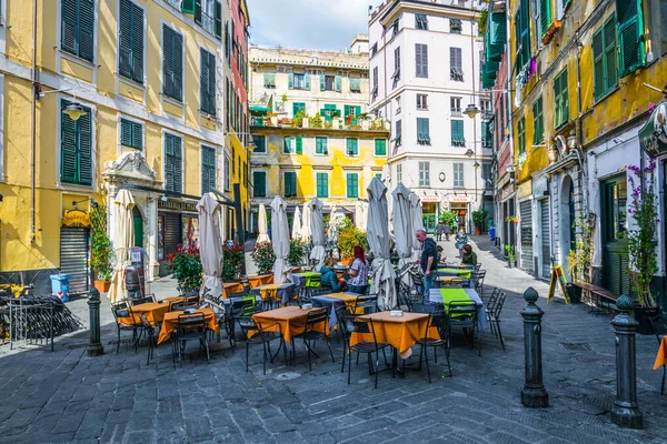 GENOA, İtalya, 13 Mart 2016: İtalyan kenti Genoa 'nın tarihi merkezinde dar bir sokağa bakış.