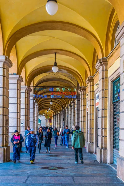 GENOA, İtalya, 13 Mart 2016: İtalya 'nın Cenova kentinin tarihi merkezine uzanan kapalı bir oyun salonu manzarası