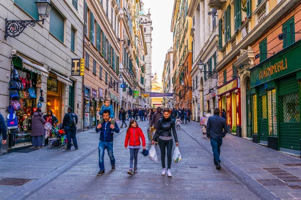 GENOA, ITALY, 13 Mart 2016: İnsanlar İtalyan şehri Genoa 'daki di canneto Il lungo üzerinden Piazza de ferrari' ye doğru yürüyorlar.