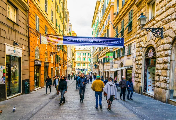 GENOA, ITALY, 13 Mart 2016: İnsanlar İtalyan şehri Genoa 'daki di canneto Il lungo üzerinden Piazza de ferrari' ye doğru yürüyorlar.