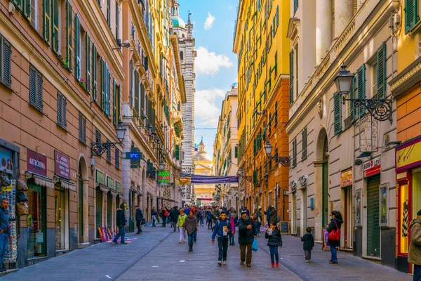 GENOA, ITALY, 13 Mart 2016: İnsanlar İtalyan şehri Genoa 'daki di canneto Il lungo üzerinden Piazza de ferrari' ye doğru yürüyorlar.