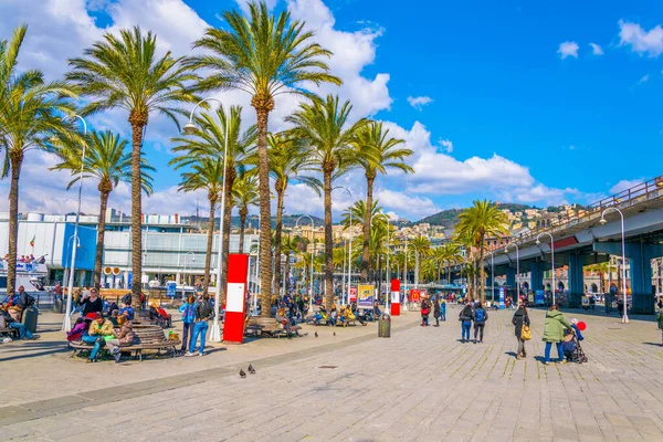 GENOA, İtalya, 13 Mart 2016: İnsanlar Ceneviz Limanı 'ndan geçen deniz kıyısında geziniyorlar. Liman, Avrupa 'nın en büyük akvaryumu gibi turistler için çeşitli etkinlikler sunuyor..