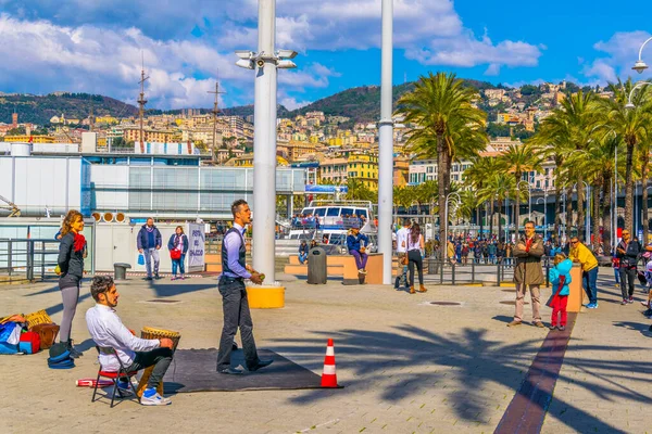 GENOA, İtalya, 13 Mart 2016: İnsanlar Ceneviz Limanı 'ndaki bir jonglöre hayran..