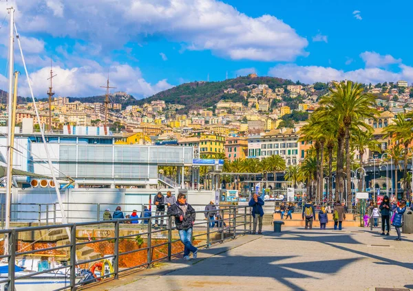 GENOA, İtalya, 13 Mart 2016: İnsanlar Ceneviz Limanı 'ndan geçen deniz kıyısında geziniyorlar. Liman, Avrupa 'nın en büyük akvaryumu gibi turistler için çeşitli etkinlikler sunuyor..