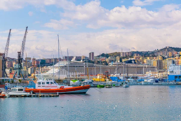 GENOA, İtalya, 13 Mart 2016: İtalya 'daki Ceneviz Limanı' nda demirleyen bir yolcu gemisine bakış.