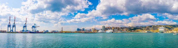 GENOA, İtalya, 13 Mart 2016: Ceneviz limanının panoramatik görünümü