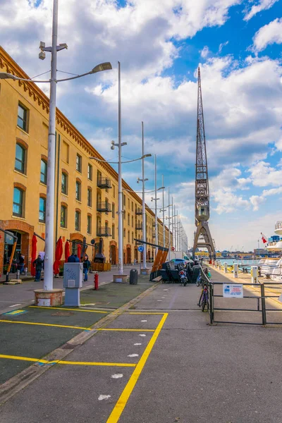 GENOA, İtalya, 13 Mart 2016: İnsanlar Ceneviz Limanı 'ndan geçen deniz kıyısında geziniyorlar. Liman, Avrupa 'nın en büyük akvaryumu gibi turistler için çeşitli etkinlikler sunuyor..