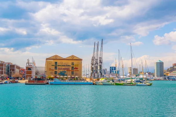 GENOA, İtalya, 13 Mart 2016: Ceneviz limanının panoramatik görünümü