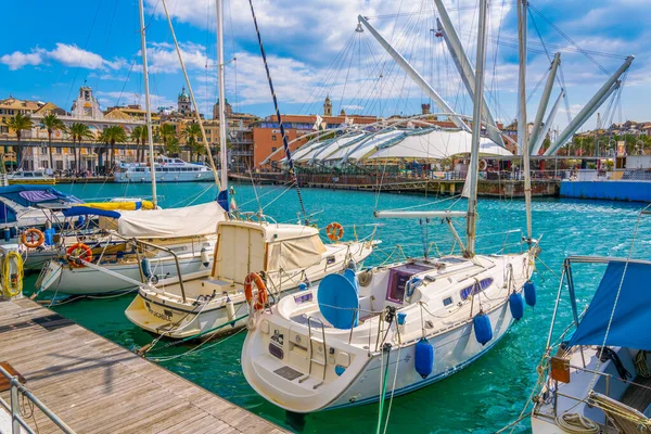 GENOA, İtalya, 13 Mart 2016: Ceneviz limanının panoramatik görünümü
