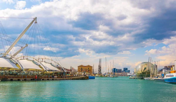 GENOA, İtalya, 13 Mart 2016: Ceneviz limanının panoramatik görünümü