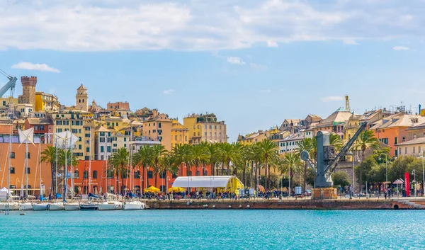 GENOA, İtalya, 13 Mart 2016: İnsanlar Ceneviz Limanı 'ndan geçen deniz kıyısında geziniyorlar. Liman, Avrupa 'nın en büyük akvaryumu gibi turistler için çeşitli etkinlikler sunuyor..