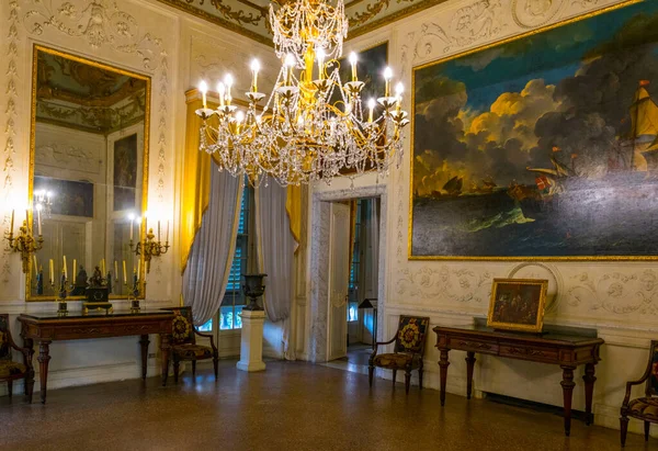 GENOA, İtalya, 13 Mart 2016: İtalya 'nın Cenova kentindeki Palazzo Gerçekliği' nin dekoratif bir odasına bakış.