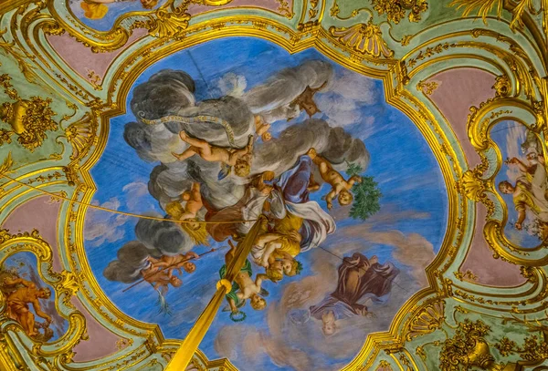 GENOA, İtalya, 13 Mart 2016: İtalyan kenti Genoa 'daki sarayın dekoratif tavan manzarası.