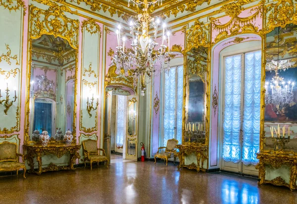 GENOA, İtalya, 13 Mart 2016: İtalya 'nın Cenova kentindeki Palazzo Gerçekliği' nin dekoratif bir odasına bakış.