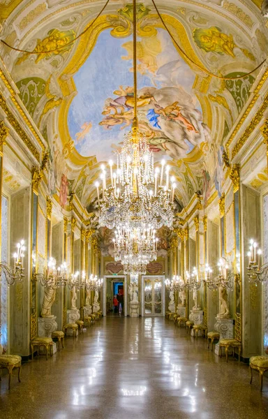 GENOA, İtalya, 13 Mart 2016: İtalyan kenti Genoa 'daki Palazzo gerçekliğinin ayna galerisi.