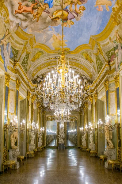 GENOA, İtalya, 13 Mart 2016: İtalyan kenti Genoa 'daki Palazzo gerçekliğinin ayna galerisi.