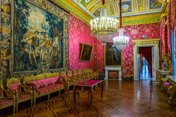 GENOA, İtalya, 13 Mart 2016: İtalya 'nın Cenova kentindeki Palazzo Gerçekliği' nin dekoratif bir odasına bakış.