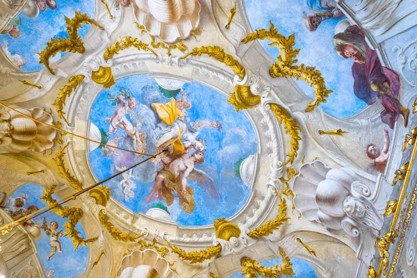 GENOA, İtalya, 13 Mart 2016: İtalyan kenti Genoa 'daki sarayın dekoratif tavan manzarası.