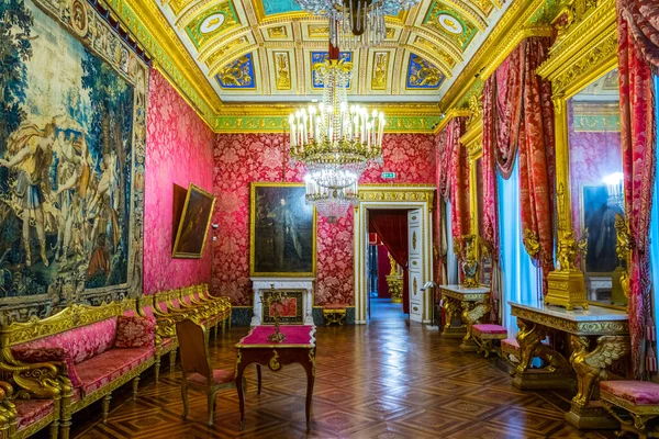 GENOA, İtalya, 13 Mart 2016: İtalya 'nın Cenova kentindeki Palazzo Gerçekliği' nin dekoratif bir odasına bakış.