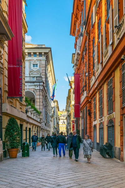 GENOA, İtalya, 13 Mart 2016: İnsanlar İtalya 'nın Ceneviz kentindeki Garibaldi Caddesi üzerinden ünlü genovese sarayları boyunca yürüyorlar.