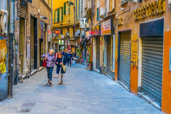 GENOA, İtalya, 13 Mart 2016: İnsanlar İtalya 'nın Ceneviz kentindeki Garibaldi Caddesi üzerinden ünlü genovese sarayları boyunca yürüyorlar.