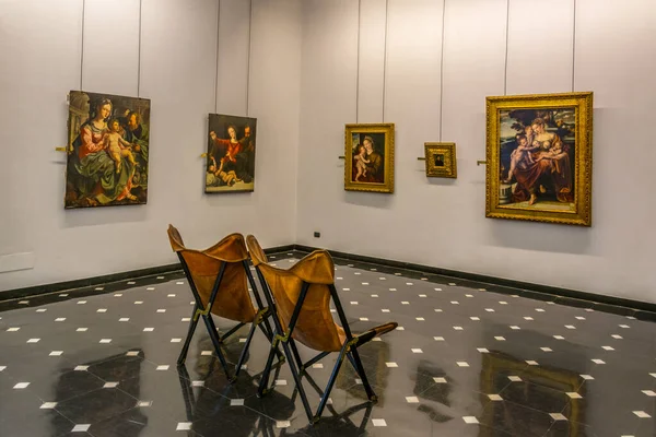 GENOA, İtalya, 13 Mart 2016: İtalyan kenti Genoa 'daki Palazzo Bianco' nun içindeki bir galeriye bakış.