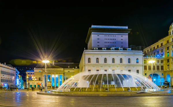 GENOA, İtalya, 13 Mart 2016: İtalya 'nın Cenova kentinde bir çeşmenin, Garibaldi heykelinin ve Teatro Carlo Felice' nin gece manzarası