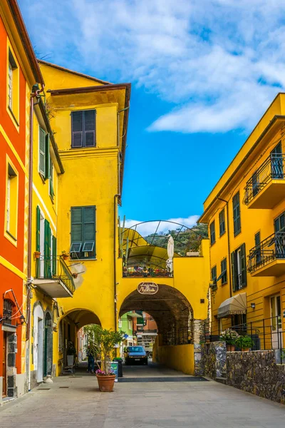 MONTEROSSO, İtalya, 13 Mart 2016: Monterosso al mare, cinque terre, İtalya 'da turistlerin gelmesini bekleyen dar bir sokağa bakış.