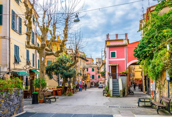 MONTEROSSO, İtalya, 13 Mart 2016: Monterosso al mare, cinque terre, İtalya 'da turistlerin gelmesini bekleyen dar bir sokağa bakış.