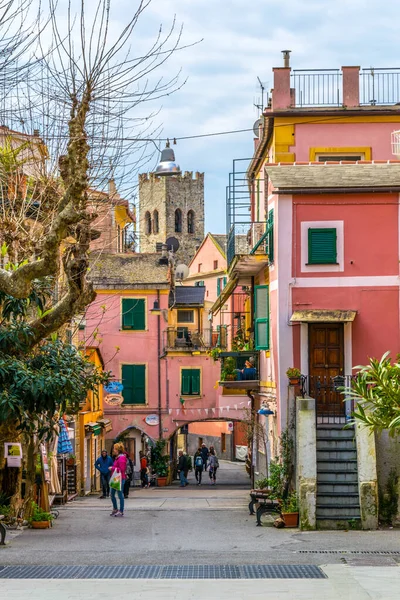 MONTEROSSO, İtalya, 13 Mart 2016: Monterosso al mare, cinque terre, İtalya 'da turistlerin gelmesini bekleyen dar bir sokağa bakış.