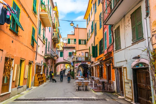 MONTEROSSO, İtalya, 13 Mart 2016: Monterosso al mare, cinque terre, İtalya 'da turistlerin gelmesini bekleyen dar bir sokağa bakış.