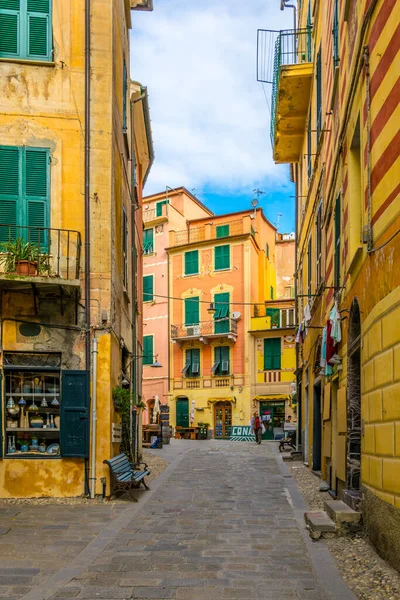 MONTEROSSO, İtalya, 13 Mart 2016: Monterosso al mare, cinque terre, İtalya 'da turistlerin gelmesini bekleyen dar bir sokağa bakış.