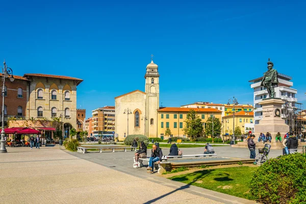 PISA, ITALY, 14 Mart 2016: İnsanlar güneşli bir Mart gününde PISA Vittorio emanuele Meydanı 'nda geziniyorlar.