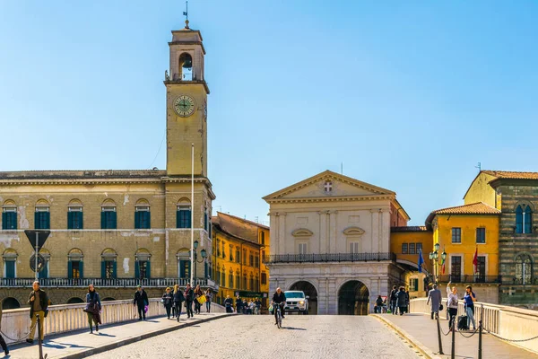 Pisa Italië Maart 2016 Mensen Steken Ponte Mezzo Brug Tussen — Stockfoto