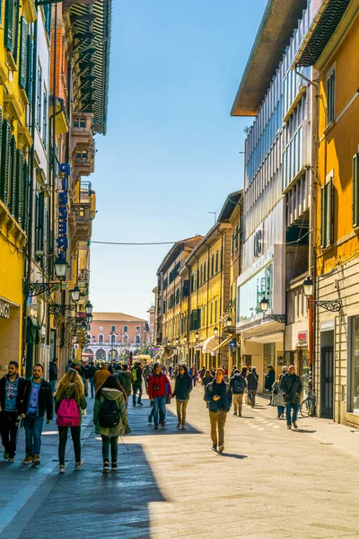 PISA, İtalya, 14 Mart 2016: İnsanlar İtalya 'nın Pisa kentindeki Corlevard İtalya' da bahar gezintisinin keyfini çıkarıyorlar.