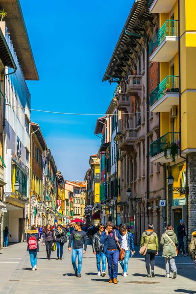PISA, İtalya, 14 Mart 2016: İnsanlar İtalya 'nın Pisa kentindeki Corlevard İtalya' da bahar gezintisinin keyfini çıkarıyorlar.