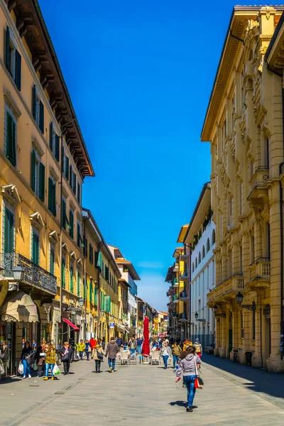 PISA, İtalya, 14 Mart 2016: İnsanlar İtalya 'nın Pisa kentindeki Corlevard İtalya' da bahar gezintisinin keyfini çıkarıyorlar.