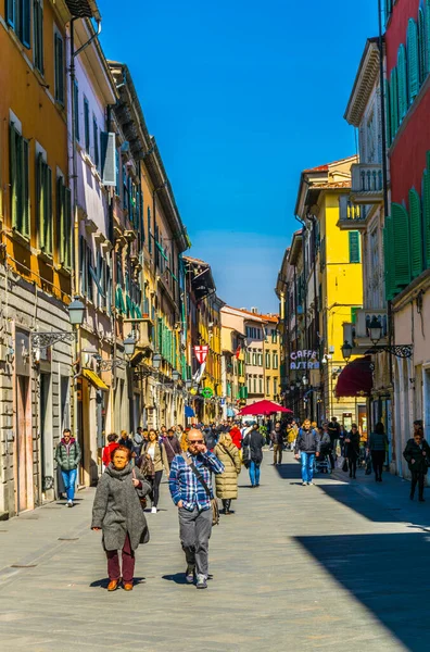 PISA, İtalya, 14 Mart 2016: İnsanlar İtalya 'nın Pisa kentindeki Corlevard İtalya' da bahar gezintisinin keyfini çıkarıyorlar.