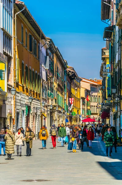 PISA, İtalya, 14 Mart 2016: İnsanlar İtalya 'nın Pisa kentindeki Corlevard İtalya' da bahar gezintisinin keyfini çıkarıyorlar.