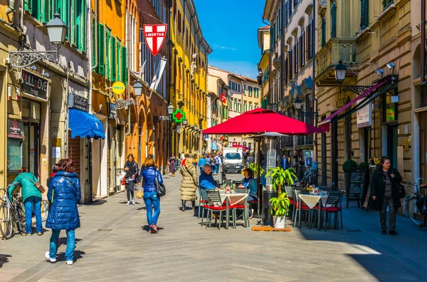 PISA, İtalya, 14 Mart 2016: İnsanlar İtalya 'nın Pisa kentindeki Corlevard İtalya' da bahar gezintisinin keyfini çıkarıyorlar.